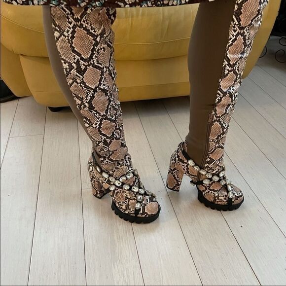 WILD DIVA SNAKESKIN MOTIF BOOTS. NEW - Picture 2 of 9